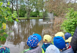 Dzieci spacerują po Dinoparku i poznają dinozaury