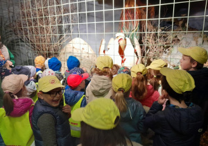 Dzieci obserwują wykluwającego się dinozaura