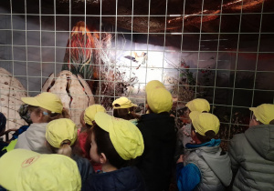 Dzieci obserwują wykluwającego się dinozaura
