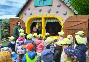 Dzieci zwiedzają bajkową krainę