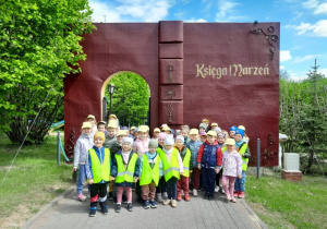 Dzieci zwiedzają bajkową krainę