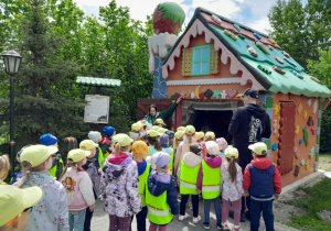 Dzieci zwiedzają bajkową krainę