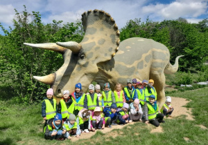 Zdjęcie grupowe z dinozaurem