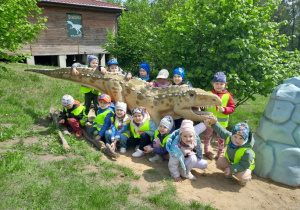 Zdjęcie grupowe z dinozaurem