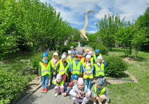 Zdjęcie grupowe z dinozaurem