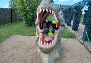 Pamiątkowe zdjęcie w paszczy dinozaura