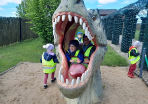 Pamiątkowe zdjęcie w paszczy dinozaura