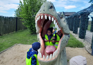Pamiątkowe zdjęcie w paszczy dinozaura