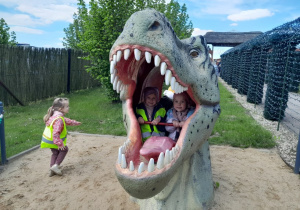 Pamiątkowe zdjęcie w paszczy dinozaura