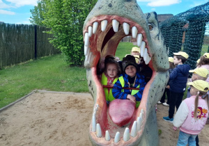 Pamiątkowe zdjęcie w paszczy dinozaura