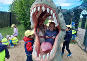 Pamiątkowe zdjęcie w paszczy dinozaura