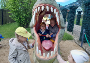Pamiątkowe zdjęcie w paszczy dinozaura