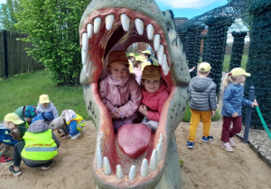 Pamiątkowe zdjęcie w paszczy dinozaura