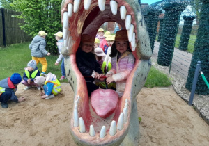Pamiątkowe zdjęcie w paszczy dinozaura