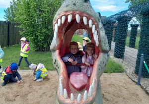 Pamiątkowe zdjęcie w paszczy dinozaura