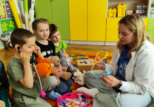Dzieci leczą pluszowe zabawki