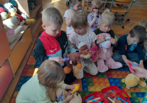 Dzieci leczą pluszowe zabawki