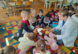 Dzieci leczą pluszowe zabawki