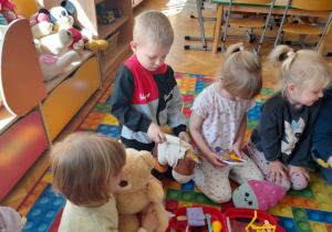 Dzieci leczą pluszowe zabawki