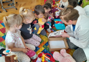 Dzieci leczą pluszowe zabawki
