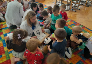 Dzieci leczą pluszowe zabawki