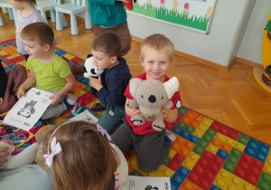 Dzieci leczą pluszowe zabawki