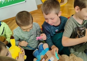 Dzieci leczą pluszowe zabawki