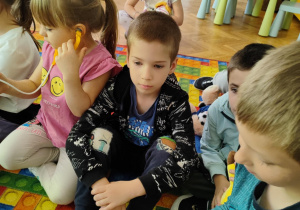 Dzieci leczą pluszowe zabawki
