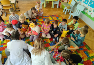 Dzieci leczą pluszowe zabawki