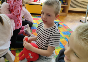 Dzieci leczą pluszowe zabawki