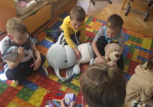 Dzieci leczą pluszowe zabawki