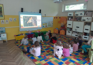 Dzieci oglądają film edukacyjny o zwierzętach