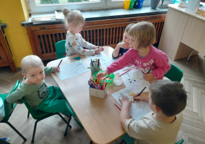 Dzieci tworzą pracę plastyczną