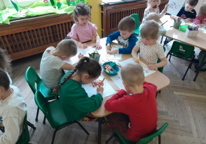 Dzieci tworzą pracę plastyczną