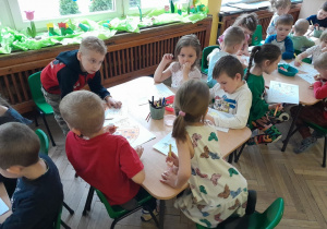 Dzieci tworzą pracę plastyczną