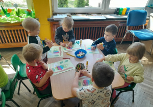 Dzieci tworzą pracę plastyczną