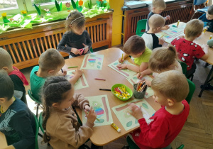 Dzieci tworzą pracę plastyczną