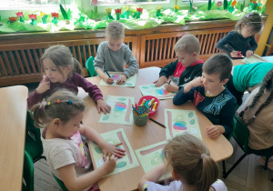 Dzieci tworzą pracę plastyczną