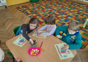 Dzieci tworzą pracę plastyczną