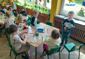 Dzieci tworzą pracę plastyczną