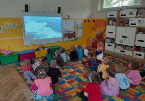 Dzieci oglądają film edukacyjny o zwierzętach
