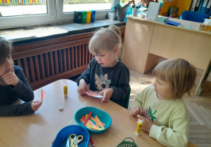 Dziewczynki tworzą kartkę okolicznościową