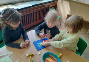 Dziewczynki tworzą kartkę okolicznościową