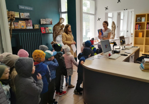 Dzieci składają życzenia Bibliotekarzom