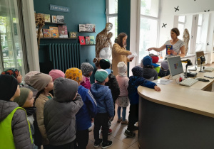 Dzieci składają życzenia Bibliotekarzom