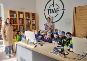 Zdjęcie grupowe w bibliotece