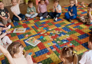 Dzieci aktywnie uczestniczą w zajęciach
