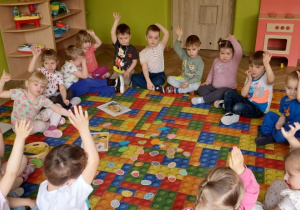 Dzieci aktywnie uczestniczą w zajęciach