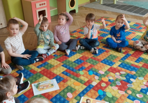 Dzieci aktywnie uczestniczą w zajęciach