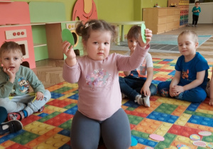 Dzieci aktywnie uczestniczą w zajęciach